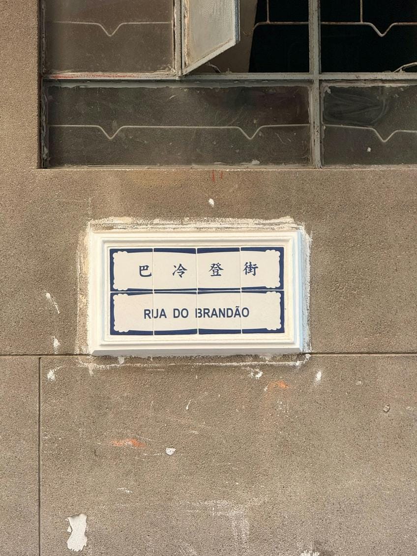 heritage and modern art image prompt: a juxtaposition of historic French monuments with contemporary street art, illustrating tensions between tradition and innovation